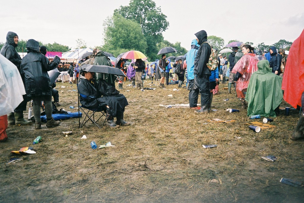 Hark1karan - Daily Life - Glastonbury 2014 - Sheltering from rain