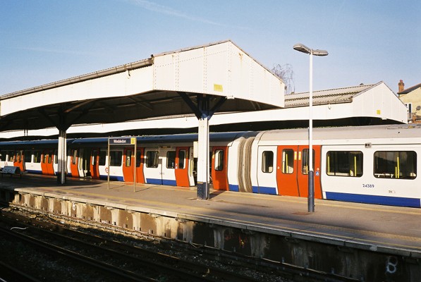 01 - www.hark1karan.com - Daily Life London - March 2016 (11) Wimbledon Tube AM