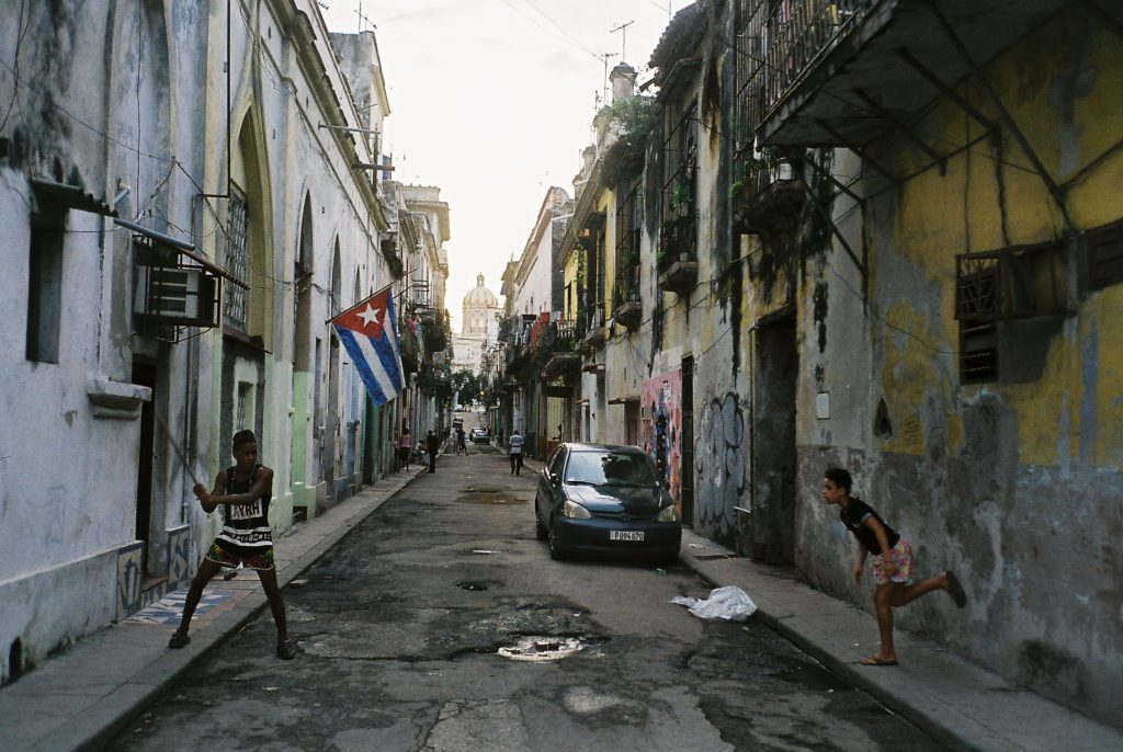 Hark1karan - Daily Life - Cuba - Havana - Cuarteles - Street Photography - People - Places - Culture - Travel - 35mm Film Photography