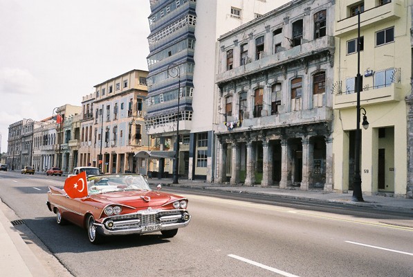 malecon red car havana 01-www-hark1karan-com-daily-life-cuba-november-2015-17